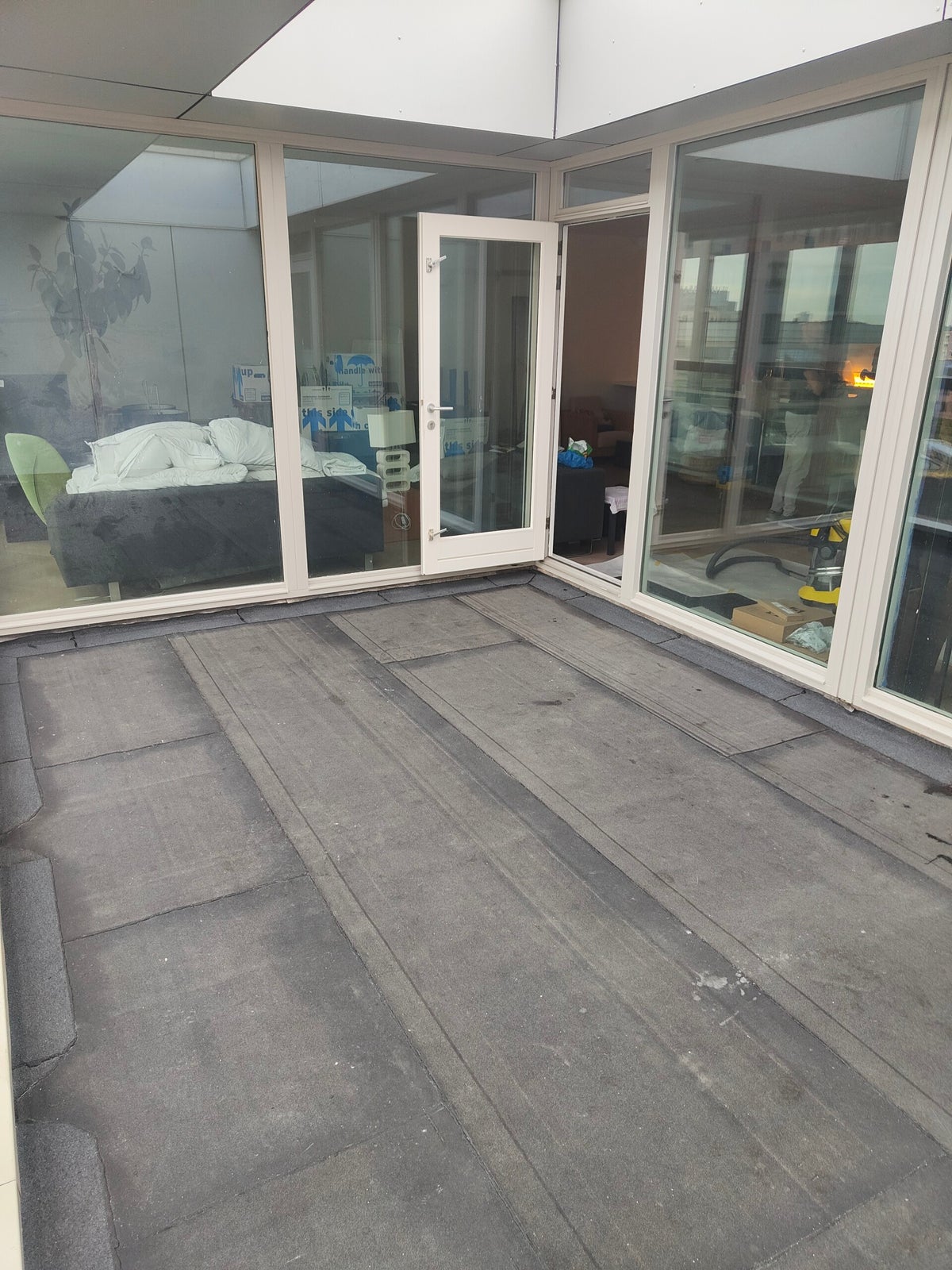 Reuvers werkt aan een plat dak